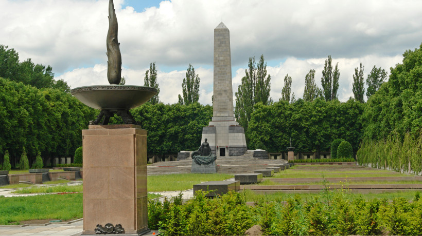 Sowjetisches Ehrenmal Schoenholz Obelisk